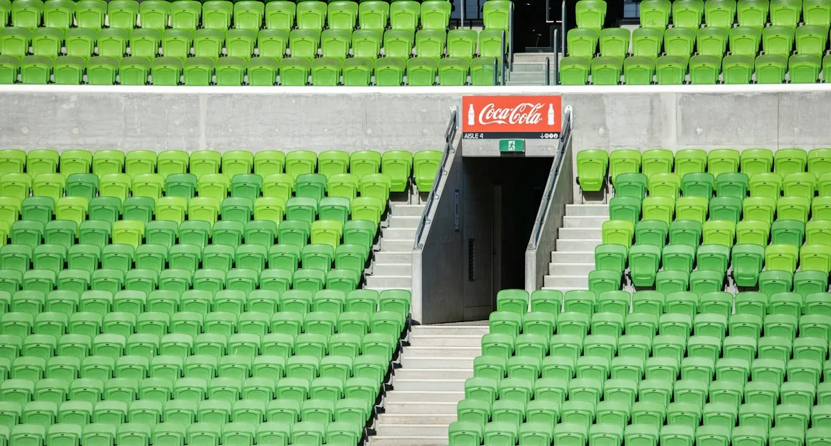 Butacas verdes vacías de un estadio